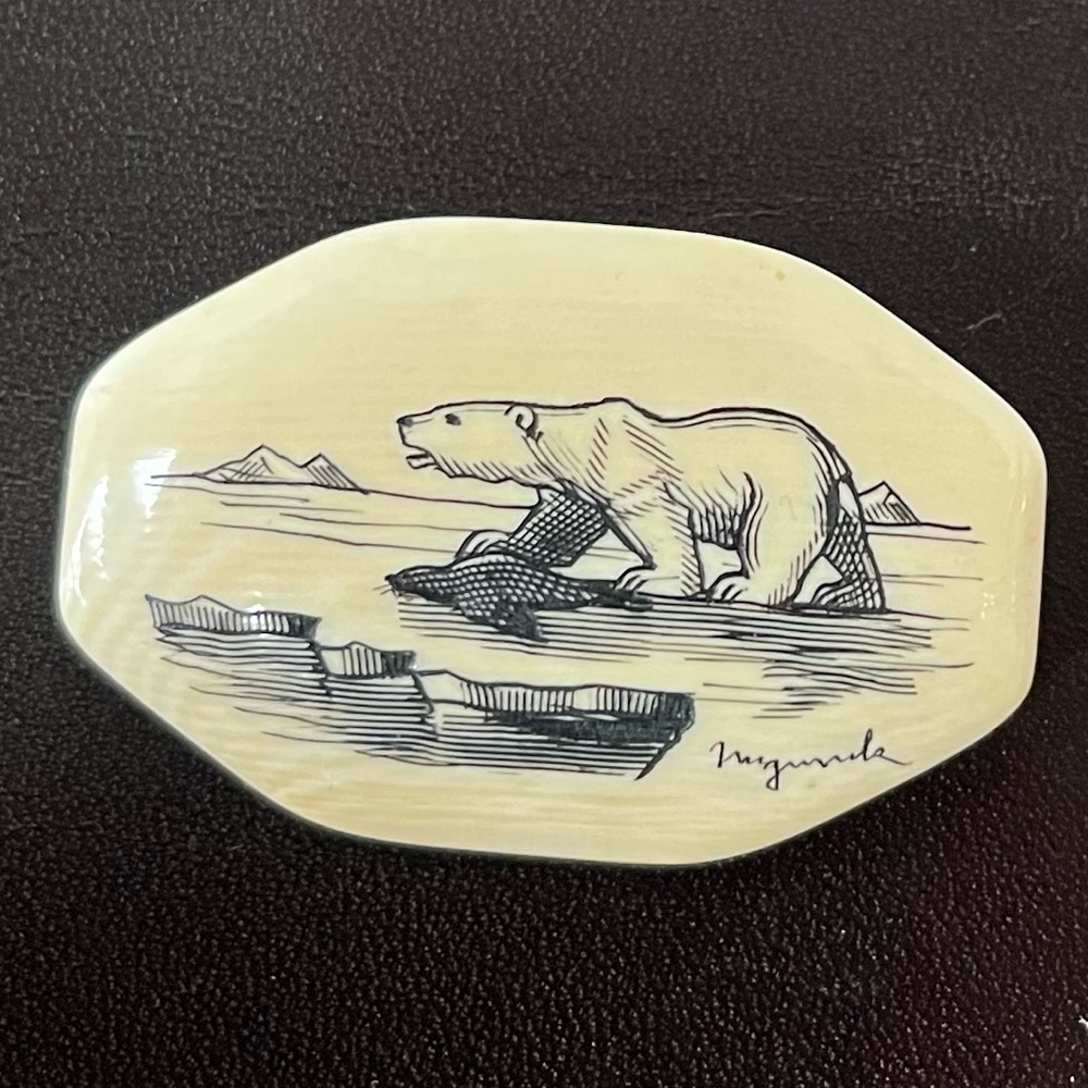 Scrimshaw pin - polar bear
